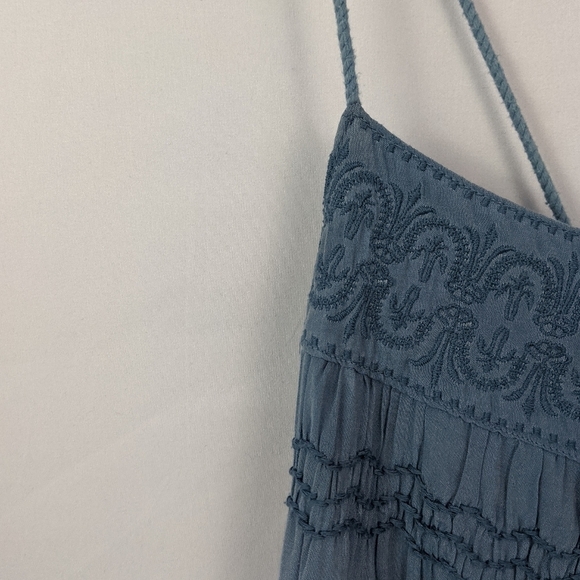 Women's Small embroderied dress - Picture 3 of 7